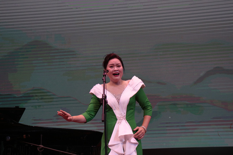 艺术学院教师方丽珠歌声献给党独唱音乐会成功举办